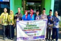 Kepala Kantor Kementerian Agama Barito Utara Arbaja (keempat kanan) didampingi Kepala MAN Barito Utara Satia Rahman (ketiga kiri) dan pejabat lingkup Kemenag melepas dua siswi MAN Barito Utara ikuti KOSSMI tingkat nasional di Institut Pertanian Bogor (IPB), Jawa Barat, Kamis (8/5/2025). (Foto: ANTARA/HO-MAN Barut)