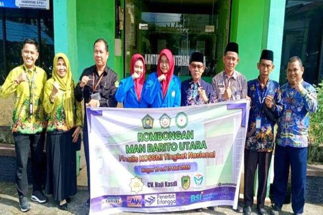 Kepala Kantor Kementerian Agama Barito Utara Arbaja (keempat kanan) didampingi Kepala MAN Barito Utara Satia Rahman (ketiga kiri) dan pejabat lingkup Kemenag melepas dua siswi MAN Barito Utara ikuti KOSSMI tingkat nasional di Institut Pertanian Bogor (IPB), Jawa Barat, Kamis (8/5/2025). (Foto: ANTARA/HO-MAN Barut)
