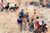 Sejumlah warga mengevakuasi korban pekerja penambang emas yang tertimpa tanah longsor di Desa Marapit, Kecamatan Kapuas Tengah, Kabupaten Kapuas, Selasa (29/4/2025). (Foto: ANTARA/HO-Warga)