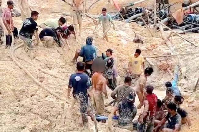 Sejumlah warga mengevakuasi korban pekerja penambang emas yang tertimpa tanah longsor di Desa Marapit, Kecamatan Kapuas Tengah, Kabupaten Kapuas, Selasa (29/4/2025). (Foto: ANTARA/HO-Warga)