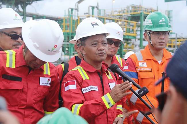 Menteri Energi dan Sumber Daya Mineral (ESDM) Bahlil Lahadalia di Fasilitas Penerimaan Darat (Onshore Receiving Facility atau ORF) Jangkrik, Handil Baru, Samboja, Kutai Kartanegara, Kalimantan Timur, Kamis (1/5/2025). (Foto: ANTARA/Novi Abdi)