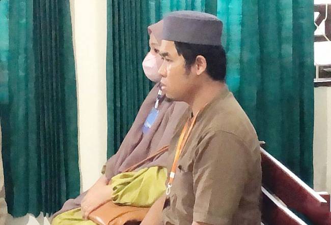 Firly Nurachim didampingi istri saat menjalani sidang lanjutan di Pengadilan Negeri Banjarbaru, Kalimantan Selatan, Senin (19/5/2025). (ANTARA/Firman)