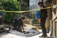 Tim Jibom Brimob Polda Kaltim melakukan evakuasi mortir peninggalan perang dunia II di Kota Balikpapan, Provinsi Kalimantan Timur (Foto: ANTARA/Aditya Nugroho)
