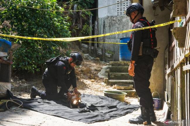 Tim Jibom Brimob Polda Kaltim melakukan evakuasi mortir peninggalan perang dunia II di Kota Balikpapan, Provinsi Kalimantan Timur (Foto: ANTARA/Aditya Nugroho)
