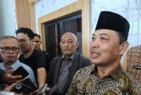 Gubernur Kalbar Ria Norsan memberikan keterangan pers usai membuka Rapat Koordinasi Pembentukan Koperasi Kelurahan/Desa Merah Putih di Balai Petitih, Pontianak, Kamis (15/5/2025). (Foto: ANTARA/Rendra Oxtora)