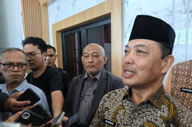 Gubernur Kalbar Ria Norsan memberikan keterangan pers usai membuka Rapat Koordinasi Pembentukan Koperasi Kelurahan/Desa Merah Putih di Balai Petitih, Pontianak, Kamis (15/5/2025). (Foto: ANTARA/Rendra Oxtora)