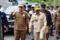 Gubernur Kalteng Agustiar Sabran bersama Bupati Gumas Jaya S Monong dan lainnya meninjau ruas jalan Palangka Raya – Kuala Kurun di wilayah Gumas, Selasa (27/5/2025). (ANTARA/HO-Diskominfosantik Gumas)