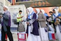 Jemaah calon haji (JCH) antre untuk masuk ke area layanan Makkah Route di Terminal Khusus Haji dan Umrah 2 F Bandara Soekarno Hatta, Tangerang, Banten, Kamis (8/5/2025). (Dokumentasi ANTARA FOTO/M Iqbal)