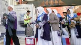 Jemaah calon haji (JCH) antre untuk masuk ke area layanan Makkah Route di Terminal Khusus Haji dan Umrah 2 F Bandara Soekarno Hatta, Tangerang, Banten, Kamis (8/5/2025). (Dokumentasi ANTARA FOTO/M Iqbal)