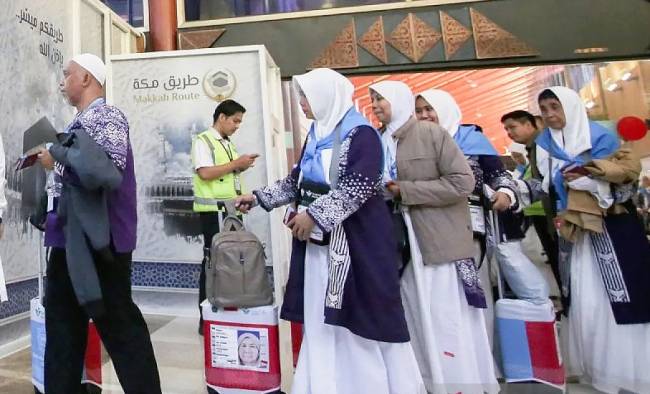 Jemaah calon haji (JCH) antre untuk masuk ke area layanan Makkah Route di Terminal Khusus Haji dan Umrah 2 F Bandara Soekarno Hatta, Tangerang, Banten, Kamis (8/5/2025). (Dokumentasi ANTARA FOTO/M Iqbal)