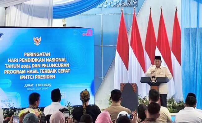 Presiden RI Prabowo Subianto berpidato dalam acara peringatan Hari Pendidikan Nasional (Hardiknas) 2025 di SDN Cimahpar 5, Kota Bogor, Jawa Barat, Jumat (2/5/2025). (Foto: ANTARA/Mentari Dwi Gayati)