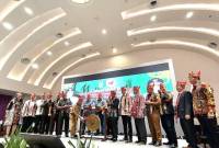 Gubernur Kalbar memukul gong tanda pembukaan kegiatan Munas ICDN yang dipusatkan di Kota Pontianak, Kalbar, Senin (19/5/2025). (ANTARA/Rendra Oxtora)