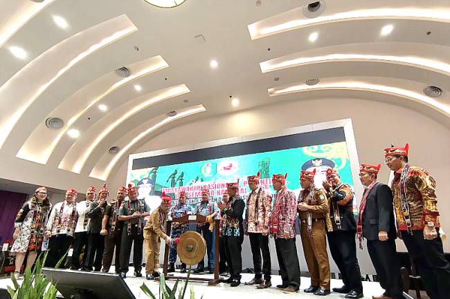 Gubernur Kalbar memukul gong tanda pembukaan kegiatan Munas ICDN yang dipusatkan di Kota Pontianak, Kalbar, Senin (19/5/2025). (ANTARA/Rendra Oxtora)
