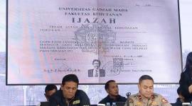 
Gambar fotokopi ijazah mantan Presiden RI Joko Widodo (Jokowi) ditunjukkan dalam konferensi pers di Gedung Bareskrim Polri, Jakarta, Kamis (22/5/2025). (ANTARA/Nadia Putri Rahmani)