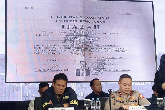 
Gambar fotokopi ijazah mantan Presiden RI Joko Widodo (Jokowi) ditunjukkan dalam konferensi pers di Gedung Bareskrim Polri, Jakarta, Kamis (22/5/2025). (ANTARA/Nadia Putri Rahmani)