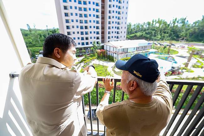 Menteri PKP Maruarar Sirait (kiri) berbincang dengan Kepala Otorita IKN Basuki Hadimuljono saat mengunjungi IKN berlokasi di wilayah Kabupaten Penajam Paser Utara dan Kabupaten Kutai Kartanegara, Provinsi Kalimantan Timur. (ANTARA/HO-dokumentasi Humas OIKN)