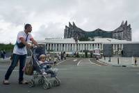 

Warga berjalan saat mengunjungi Kawasan Inti Pusat Pemerintahan (KIPP) di Ibu Kota Nusantara (IKN), Penajam Paser Utara, Kalimantan Timur, Minggu (6/4/2025). Menurut Otorita IKN bahwa jumlah kunjungan masyarakat ke IKN itu sejak 27 Maret hingga 5 April lebih dari 64 ribu orang yang berasal dari berbagai daerah di Indonesia maupun mancanegara. (Foto: Dok ANTARA/Aditya Nugroho)