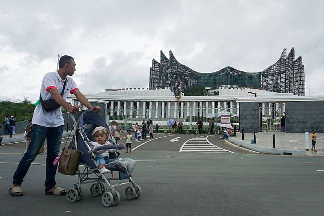 

Warga berjalan saat mengunjungi Kawasan Inti Pusat Pemerintahan (KIPP) di Ibu Kota Nusantara (IKN), Penajam Paser Utara, Kalimantan Timur, Minggu (6/4/2025). Menurut Otorita IKN bahwa jumlah kunjungan masyarakat ke IKN itu sejak 27 Maret hingga 5 April lebih dari 64 ribu orang yang berasal dari berbagai daerah di Indonesia maupun mancanegara. (Foto: Dok ANTARA/Aditya Nugroho)