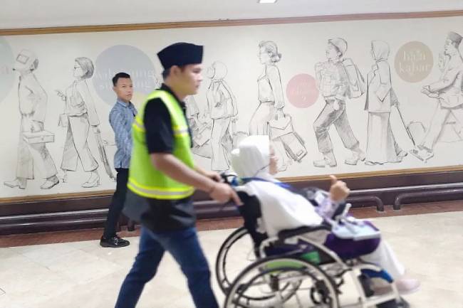 Foto Ilustrasi - Petugas saat mengantar calon jemaah haji ke ruang pemeriksaan keimigrasian Bandara Internasional Soekarno-Hatta (Soetta), Tangerang, Banten. (Foto: ANTARA/Azmi Samsul Maarif)