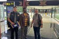 Foto Ilustrasi - Petugas Kantor Imigrasi Kelas I Nunukan mendampingi WNA asal India berinisial AK (tengah) hingga proses check-in tiket di Bandara Soekarno Hatta untuk dipulangkan ke negara asalnya. (ANTARA/HO-Kantor Imigrasi Nunukan)