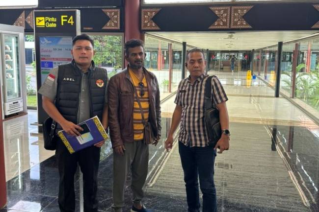 Foto Ilustrasi - Petugas Kantor Imigrasi Kelas I Nunukan mendampingi WNA asal India berinisial AK (tengah) hingga proses check-in tiket di Bandara Soekarno Hatta untuk dipulangkan ke negara asalnya. (ANTARA/HO-Kantor Imigrasi Nunukan)