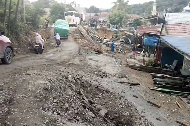 
Kondisi jalur poros Samarinda-Balikpapan Kilometer 28 yang rusak parah akibat longsor, kini dilakukan penanganan darurat oleh BBPJN Kaltim agar bisa dilintasi kendaraan meski satu lajur. (ANTARA/HO-BBPJN Kaltim)