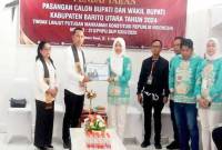 Bakal Calon Bupati dan Wakil Bupati Barito Utara Jimmy Carter dan Inriaty Karawaheni menyerahkan berkas pencalonan kepada Ketua KPU Barito Utara Siska Dewi Lestari didampingi anggota KPU Barito Utara di ruang KPU setempat, Muara Teweh, Jumat (30/5/2025). (ANTARA/Dokumen Pribadi)