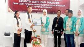 Bakal Calon Bupati dan Wakil Bupati Barito Utara Jimmy Carter dan Inriaty Karawaheni menyerahkan berkas pencalonan kepada Ketua KPU Barito Utara Siska Dewi Lestari didampingi anggota KPU Barito Utara di ruang KPU setempat, Muara Teweh, Jumat (30/5/2025). (ANTARA/Dokumen Pribadi)