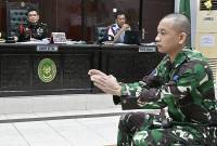 Terdakwa Kelasi Satu Jumran memperagakan cara mencekik dan membunuh korban dihadapan oditurat militer dan majelis hakim dalam sidang pemeriksaan terdakwa terkait kasus pembunuhan jurnalis Juwita di Pengadilan Militer (Dilmil) I-06 Banjarmasin, Kota Banjarbaru, Kalimantan Selatan, Selasa (20/5/2025). (ANTARA/Tumpal A Aritonang)