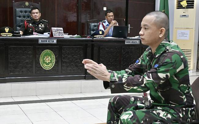 Terdakwa Kelasi Satu Jumran memperagakan cara mencekik dan membunuh korban dihadapan oditurat militer dan majelis hakim dalam sidang pemeriksaan terdakwa terkait kasus pembunuhan jurnalis Juwita di Pengadilan Militer (Dilmil) I-06 Banjarmasin, Kota Banjarbaru, Kalimantan Selatan, Selasa (20/5/2025). (ANTARA/Tumpal A Aritonang)