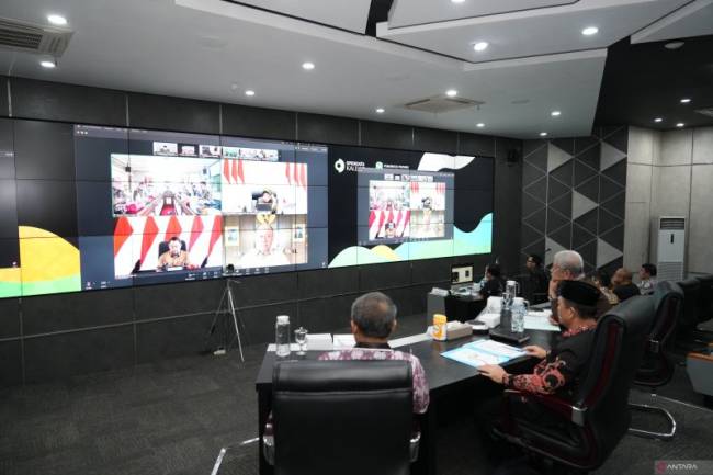 Gubernur Kalbar Ria Norsan di dampingi Sekda Kalbar Harisson mengikuti Rapat Koordinasi Percepatan Realisasi APBD tahun 2025 bersama Mendagri Tito Karnavian yang digelar secara virtual, Kamis (8/5/2025). (Foto: ANTARA/Rendra Oxtora)