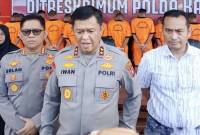 Kapolda kalteng Irjen Pol Iwan Kurniawan (tengah) didampingi Direktur Reskrimum Kombes Pol Nuredy Irwansyah Putra (kanan) dan Kabid Humas Kombes Pol Erlan Munaji (kiri) saat konferensi pers, di Mapolda Kalteng, Selasa (13/5/2025). (Foto: ANTARA/Rajib Rizali)