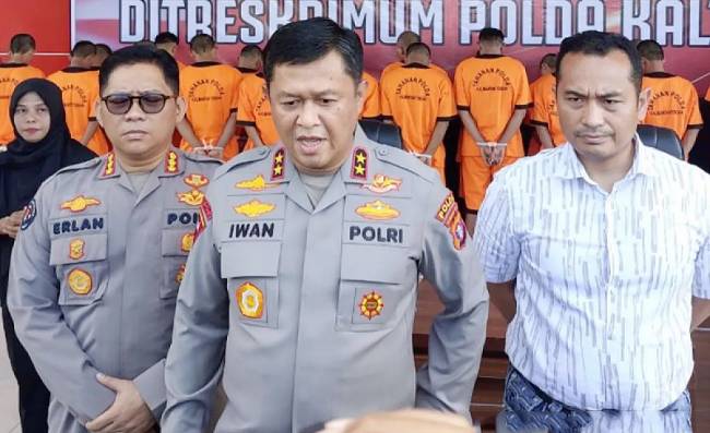 Kapolda kalteng Irjen Pol Iwan Kurniawan (tengah) didampingi Direktur Reskrimum Kombes Pol Nuredy Irwansyah Putra (kanan) dan Kabid Humas Kombes Pol Erlan Munaji (kiri) saat konferensi pers, di Mapolda Kalteng, Selasa (13/5/2025). (Foto: ANTARA/Rajib Rizali)