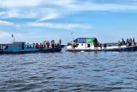 Evakuasi penumpang kapal Feri Muchlisa yang tenggelam di wilayah perairan Kabupaten Penajam Paser Utara, Provinsi Kalimantan Timur, Senin (5/5/2025). (Foto: ANTARA/M Solih Januar)