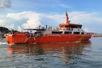 Kapal Negara (KN) Wisanggeni sedang melakukan pencarian dua korban akibat feri tenggelam di Teluk Balikpapan. KN Wisanggeni menuju lokasi kejadian pada Selasa pagi ini. (Foto: ANTARA/HO-SAR Balikpapan)