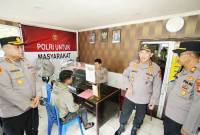 Kapolri Jenderal Polisi Listyo Sigit Prabowo (kedua dari kanan) melakukan inspeksi mendadak di Polsek Samarinda Kota, Kaltim, Sabtu (17/5/2025). (ANTARA/HO-Humas Polri)