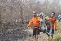 Petugas patroli pencegahan karhutla membawa peralatan pemadamam kebakaran lahan gambut di Desa Ganepo, Kabupaten Kotawaringin Timur, Kalimantan Tengah beberapa waktu lalu. (Foto: Dok ANTARA/Bayu Pratama S)