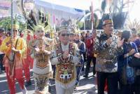 Gubernur Kalimantan Tengah Agustiar Sabran dalam Karnaval Budaya FBIM tahun 2025 di Palangka Raya, Minggu (18/5/2025). (ANTARA/M Arif Hidayat)