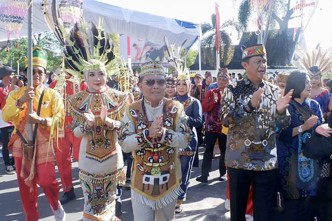 Gubernur Kalimantan Tengah Agustiar Sabran dalam Karnaval Budaya FBIM tahun 2025 di Palangka Raya, Minggu (18/5/2025). (ANTARA/M Arif Hidayat)