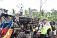 Kondisi lokasi kecelakaan antara truk dan minibus di Jalan Raya Purworejo-Magelang, Desa Kalijambe, Kabupaten Purworejo, Jawa Tengah, Rabu (7/5/2025). (Foto: ANTARA/HO-Polres Purworejo)