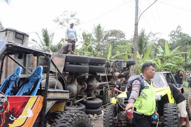 Kondisi lokasi kecelakaan antara truk dan minibus di Jalan Raya Purworejo-Magelang, Desa Kalijambe, Kabupaten Purworejo, Jawa Tengah, Rabu (7/5/2025). (Foto: ANTARA/HO-Polres Purworejo)