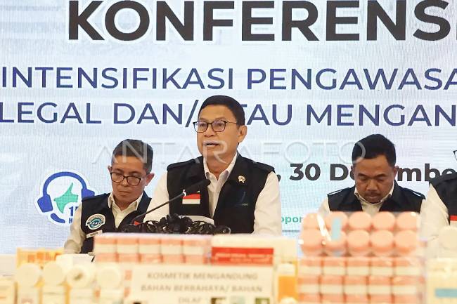 Kepala Badan Pengawas Obat dan Makanan (BPOM) Taruna Ikrar (tengah). (Foto: Dok ANTARA/Aditya Nugroho)  
