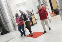 Petugas pada Kejaksaan Agung menggiring tersangka kasus perintangan penanganan perkara berinisial MAM menuju mobil tahanan di Gedung Kejaksaan Agung, Jakarta, Kamis (8/5/2024). (Foto: ANTARA/Nadia Putri Rahmani)