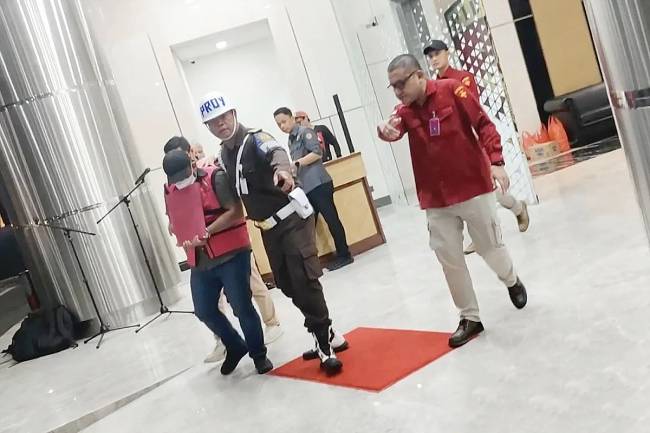 Petugas pada Kejaksaan Agung menggiring tersangka kasus perintangan penanganan perkara berinisial MAM menuju mobil tahanan di Gedung Kejaksaan Agung, Jakarta, Kamis (8/5/2024). (Foto: ANTARA/Nadia Putri Rahmani)