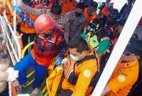 Jasad Khayu Mutiara Purwanti korban terakhir kapal feri Muchlisa yang tenggelam di perairan Kabupaten Penajam Paser Utara, Provinsi Kalimantan Timur, diangkut dari kapal KN SAR Wisanggeni menuju posko SAR gabungan di Pelabuhan Semayang Kota Balikpapan, Rabu (7/5/2025). (Foto: ANTARA/Aditya Nugroho)