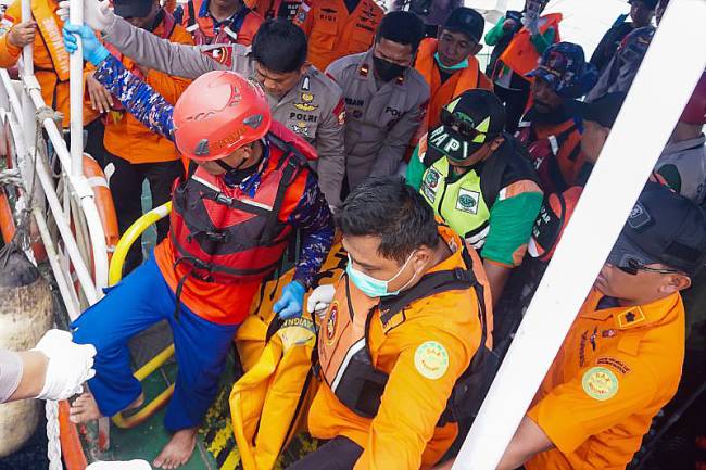 Jasad Khayu Mutiara Purwanti korban terakhir kapal feri Muchlisa yang tenggelam di perairan Kabupaten Penajam Paser Utara, Provinsi Kalimantan Timur, diangkut dari kapal KN SAR Wisanggeni menuju posko SAR gabungan di Pelabuhan Semayang Kota Balikpapan, Rabu (7/5/2025). (Foto: ANTARA/Aditya Nugroho)