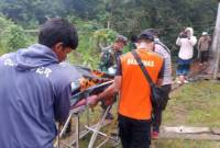 Petugas gabungan dari Polsek Sungai Durian, Basarnas, dan relawan mengangkat kantong jenazah berisi jasad korban yang diterkam buaya di Sungai Manunggul wilayah Kecamatan Sungai Durian, Kabupaten Kotabaru, Provinsi Kalimantan Selatan (Kalsel), Selasa (20/52025). (ANTARA/HO-Relawan)