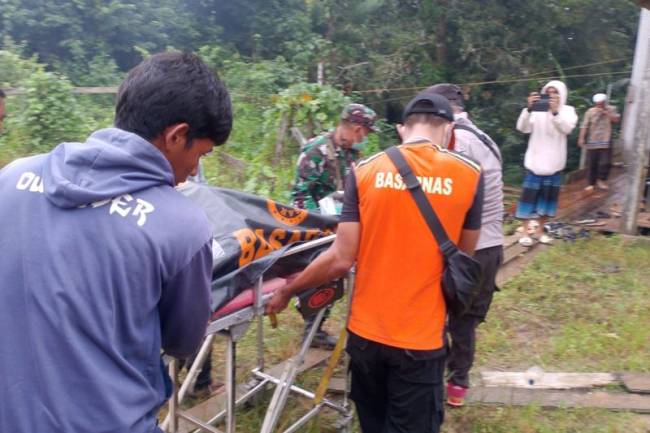 Petugas gabungan dari Polsek Sungai Durian, Basarnas, dan relawan mengangkat kantong jenazah berisi jasad korban yang diterkam buaya di Sungai Manunggul wilayah Kecamatan Sungai Durian, Kabupaten Kotabaru, Provinsi Kalimantan Selatan (Kalsel), Selasa (20/52025). (ANTARA/HO-Relawan)