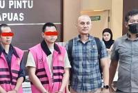 Dua tersangka GB dan MA menggunakan paju tahanan saat diserahkan oleh petugas dari Polres Kapuas, ke Kejaksaan Negeri Kuala Kapuas. (ANTARA/HO-Polres Kapuas)