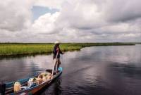 Seorang nelayan di desa Muara Siran, Kecamatan Muara Kaman, Kabupaten Kukar, Kaltim, sedang mencari ikan di rawa pada lahan gambut. (Foto: Dok ANTARA/HO-YKAN)